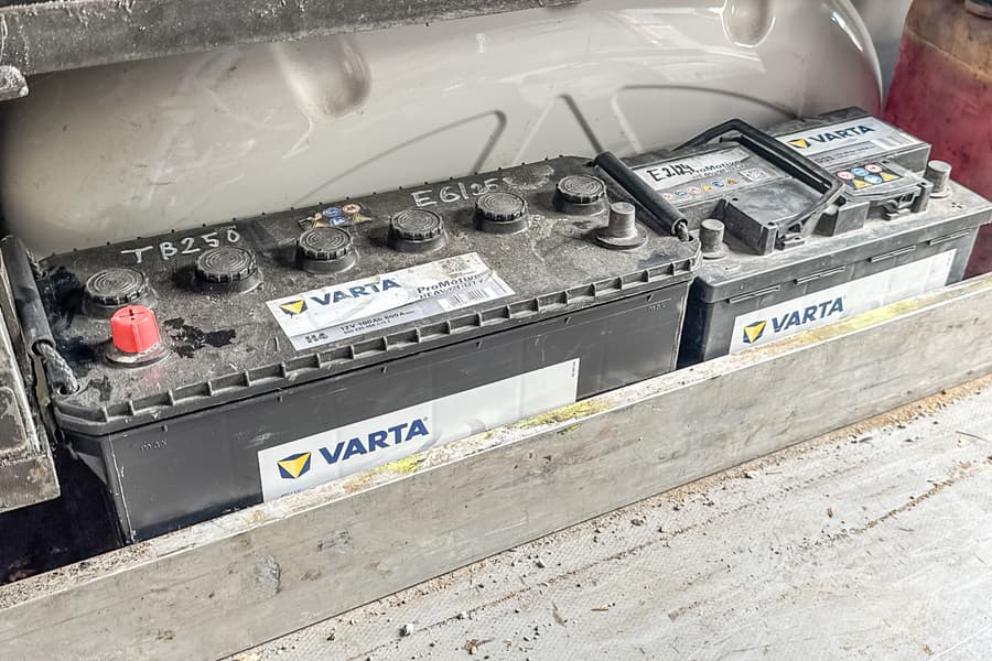 2 Fahrzeugbatterien